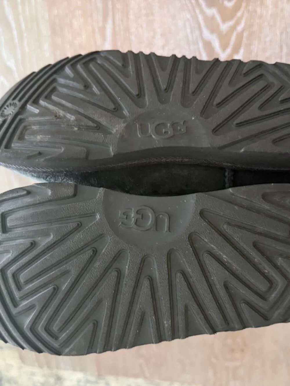 Girls UGG Black classic ultra mini boot size 4